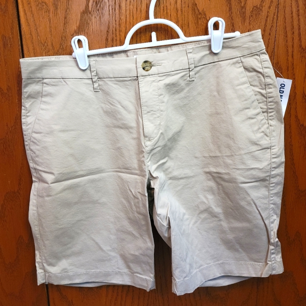 7 inch inseam Old Navy tan shorts
